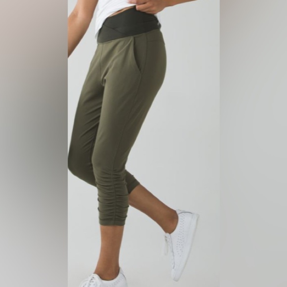 Lululemon sunset salutation crop. Luon light, fold down layered waist. Size 6